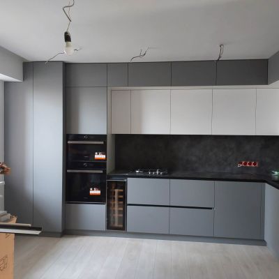 bucatarie alb cu sur 2023 - la comanda Главная на заказ по индивидуальному дизайну доступная цена, современная мебель, в кред...